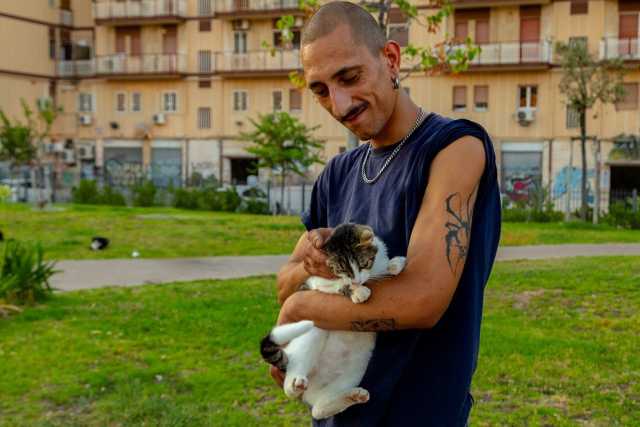 La storia di Vanny, il giovane barese che corre a salvare i gatti in pericolo 
